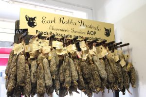 Lire la suite à propos de l’article Charcuterie corse à la Boucherie de Porto Pollo : le guide pour bien choisir